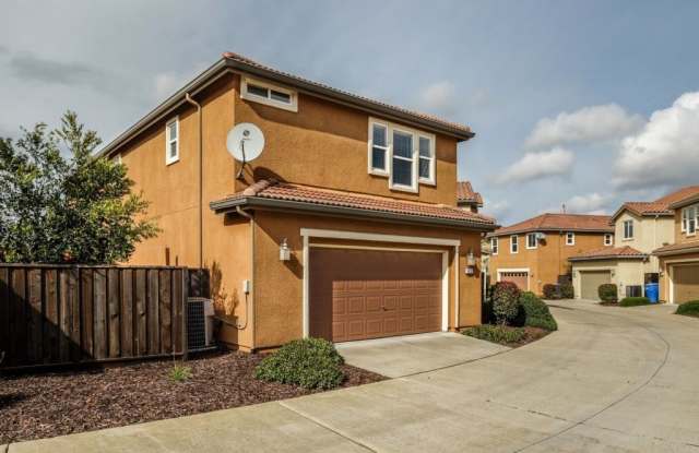 Gorgeous 3/2.5 with Office AND Bonus Room (PLEASE READ ENTIRE AD BEFORE REQUESTING A VIEWING). Gallery 1