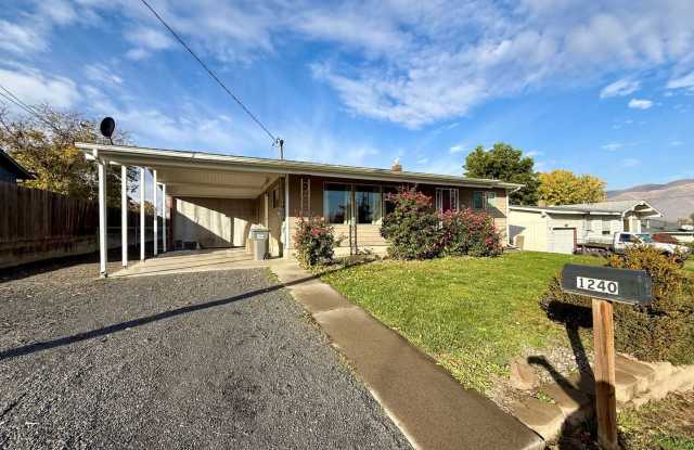 **For Rent: Spacious 4-Bedroom Home with 2 Family Rooms  Huge Backyard!** - 1240 Boston Street, West Clarkston-Highland, WA 99403