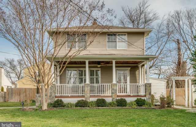 Charming Detached Colonial Minutes from Old Town Gallery 1