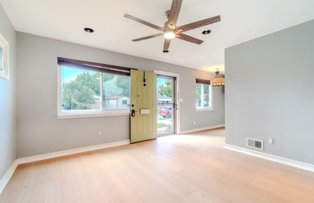 Charming 3-Bedroom, 1-Bathroom, Full Equipped Kitchen, Washer-Dryer included, and 2-Car Garage Gallery 4