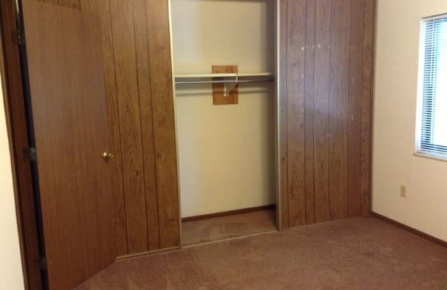 624 E Hopocan Ave - 624 East Hopocan Avenue, Barberton, OH 44203