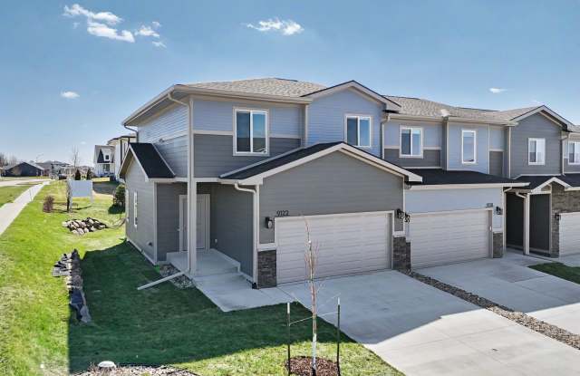 Beautiful & Spacious Townhomes w/ Two Car Garage- END UNIT! Gallery 1