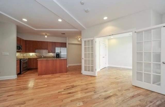Gorgeous 2b/2ba in Uptown w/ Private Patio, In-Unit W/D, Massive Roof Deck and Elevator Gallery 4