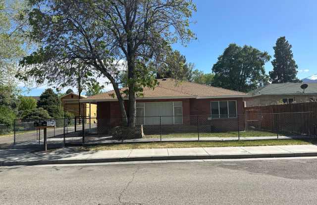 Three bedroom, one bath, downtown Bishop photos photos