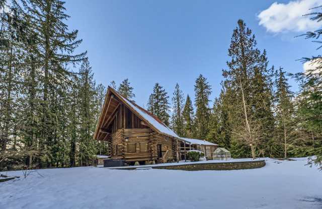 Stunning 3-Bedroom Log Cabin Home in Carnation!! photos photos