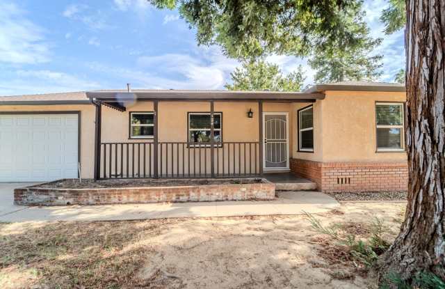 3+ bedroom 2 bath with POOL!!!! Gallery 3