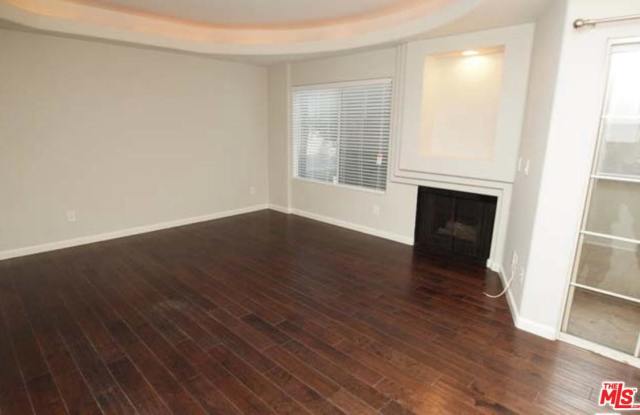 10627 MOORPARK Street Gallery 4