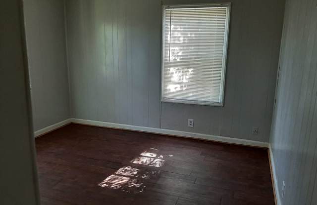 Completely Renovated 3 Bedroom house, perfect for a young professional ! Gallery 3