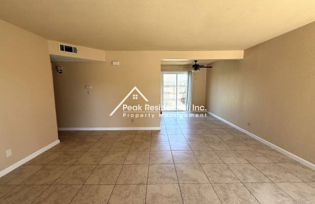 Spacious Elk Grove 3bd/2ba Triplex with Backyard Gallery 3