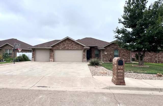 Beautiful 4 bed 2 bath home Available Now! photos photos