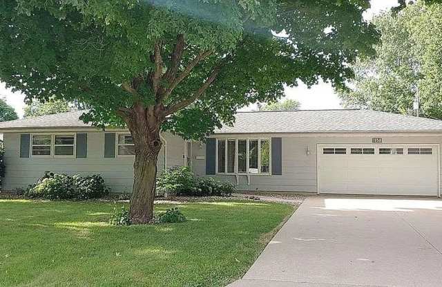 Spacious 3BR House in Macomb Gallery 1