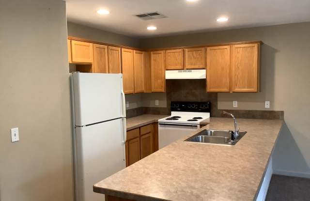 3-Bedroom 1 1/2 bathroom duplex in Lowell Gallery 3