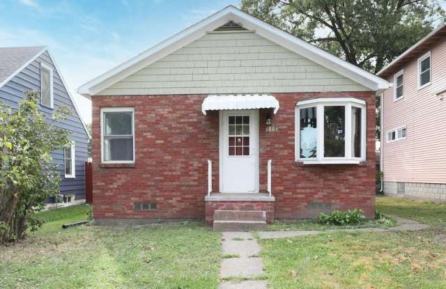Two Bedroom House with Two Car Garage - 1806 42nd Street, Rock Island, IL 61201