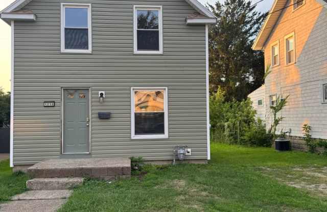 Single Family Home 3 bedroom 1 bath new paint new flooring new appliances photos photos