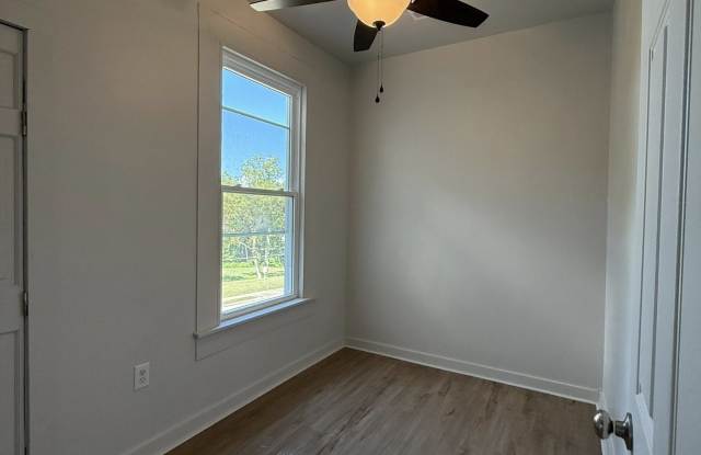 154 Luck Avenue - 1/2 Gallery 3