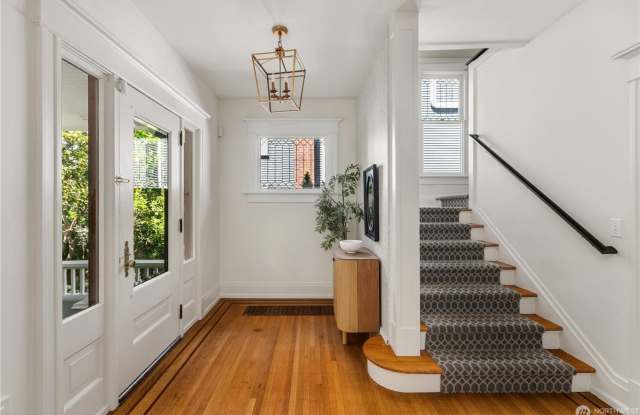 Timeless Seattle Charm Meets Modern Luxury in North Capitol Hill Gallery 3