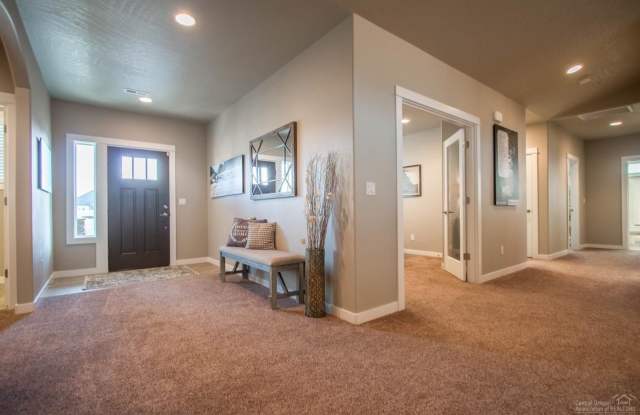 $1,000 Off 1st Month's Rent!!! Lovely 3/2.5 in SW Redmond, Office and Mountain Views! 4742 SW Volcano - 4742 Southwest Volcano Avenue, Redmond, OR 97756