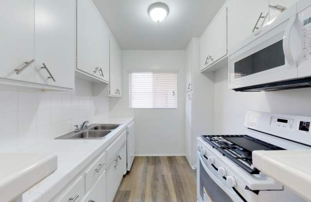351 S. Manhattan Pl. Gallery 2