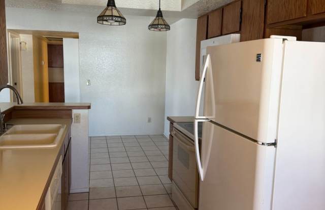 Eastside Oasis! Stylish 2-Bedroom Condo with Pool & Spa! Gallery 3
