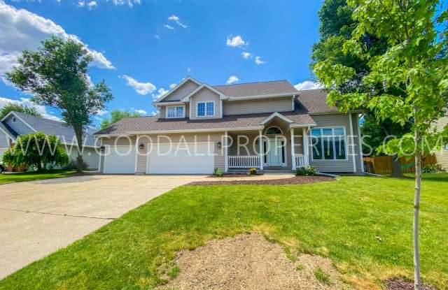 Executive Home - 4 Bedroom, 3.5 Bathroom in Country Club Neighborhood with Finished Basement - 2210 Country Club Boulevard, Clive, IA 50325