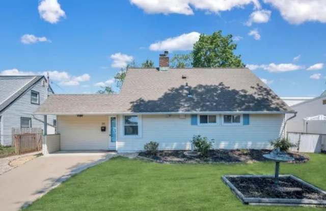 31 Gleaner Lane - 31 Gleaner Lane, Levittown, NY 11756