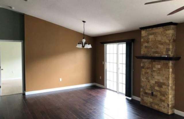Beautiful 2 bedroom 2 bath townhouse with 1 car garage! Look in Description for the Virtual Tour! Gallery 4