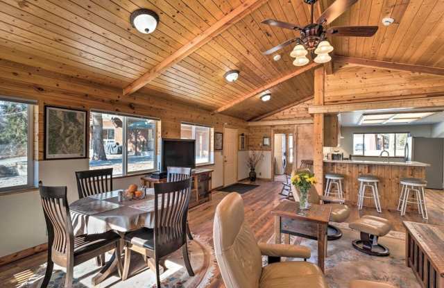Gorgeous 2 Bed, 1.5 Bath Cabin Retreat on Big Creek Gallery 3