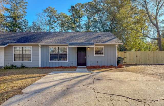 LOVELY  Modern NW 2/1 w/ New Flooring  Huge Privacy Fenced Yard that Inc Lawn Maintenance! Avail NOW for $1295/month! - 1801 Meriadoc Road, Tallahassee, FL 32303