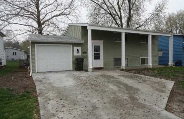 4 Bedroom 2 Bath Home Available for Rent in Iowa City! photos photos