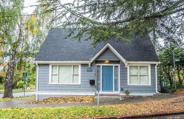 U District - Beautiful 2 Bed / 2 Bath Townhouse - 4015 8th Avenue Northeast, Seattle, WA 98105