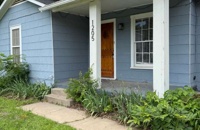 MOVE IN READY - CHARMING 2/1/1 LARGE YARD photos photos