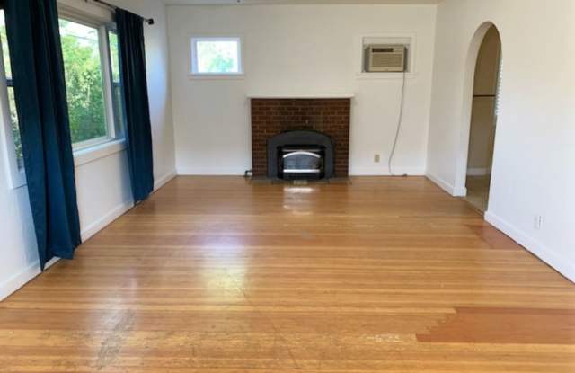 3 Bedroom House w/ Garage & Bonus Room Gallery 3