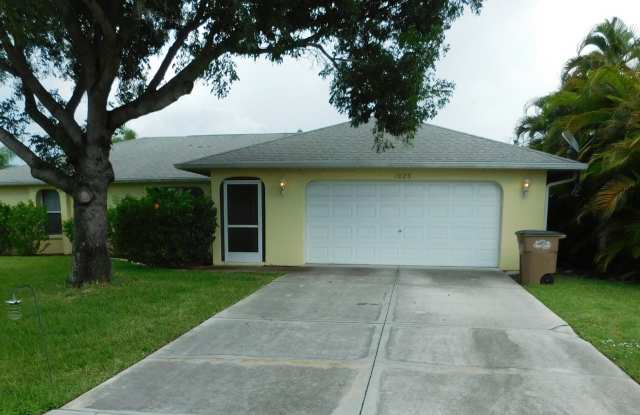 Cozy 3 Bed 2 Bath Home Available Immediately photos photos