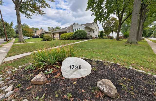 1738 COUNTRY CLUB Drive Gallery 3