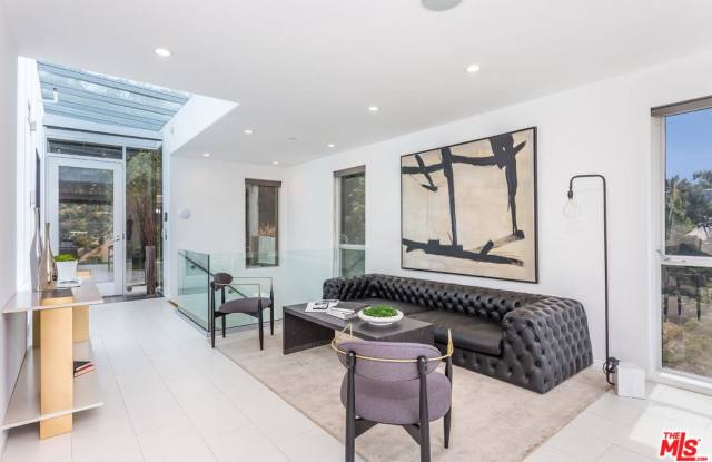 8401 GRAND VIEW Drive Gallery 4