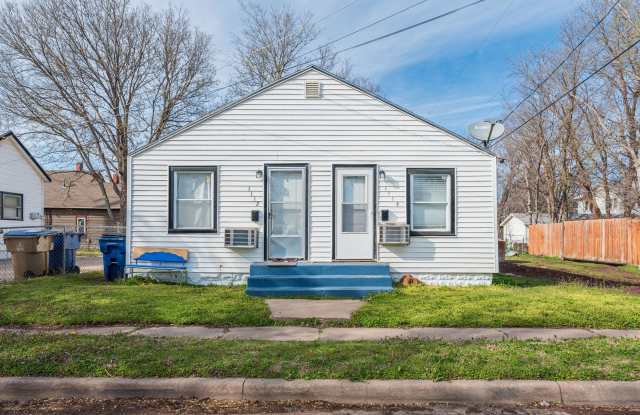 Centrally located 1 Bed 1 Bath Duplex! Gallery 1