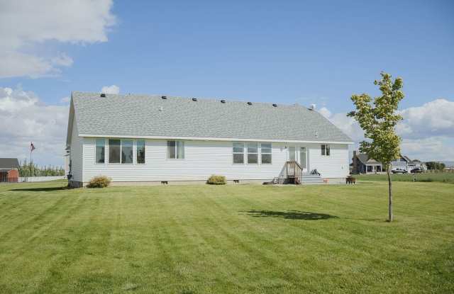 River Rock Estates Home For Rent | 3 Bed, 2 Bath & 3-Car Garage Gallery 4