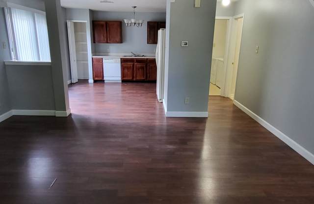 3 Bed 2 bath Home, Open Concept, Near Trails, Playground, & Shopping Gallery 3