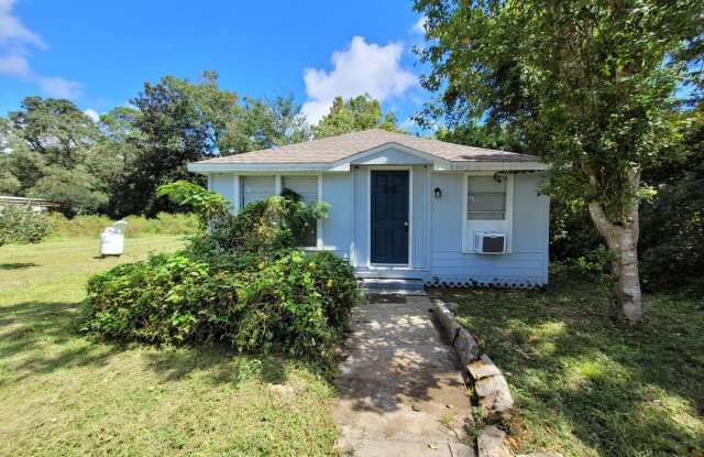 908 Polk Avenue Pensacola, FL 32507 MOVE IN SPECIAL!! Waived $350 Cleaning Fee!!!!! - 908 Polk Avenue, Warrington, FL 32507