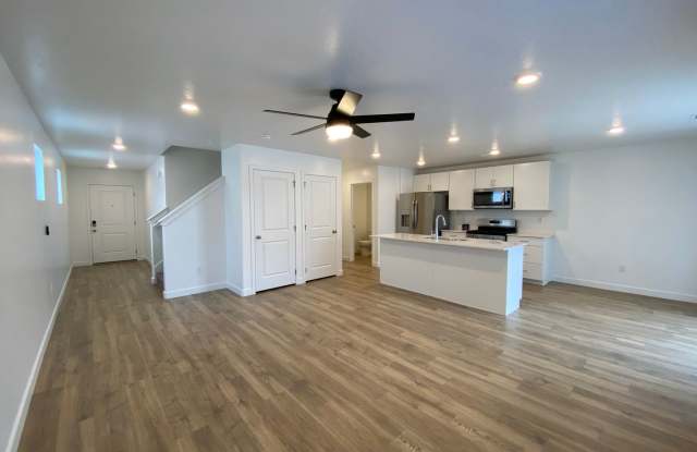 SPACIOUS TOWNHOME AVAILABLE FOR RENT photos photos