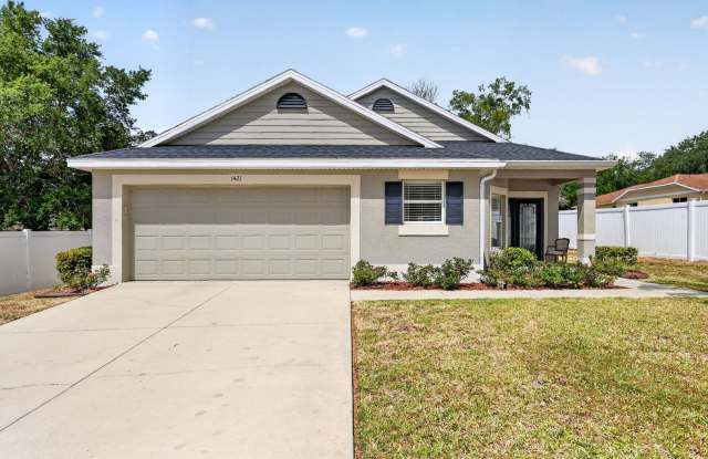 3/2 Home on a Cul-de-Sac with Beautiful Yard! photos photos