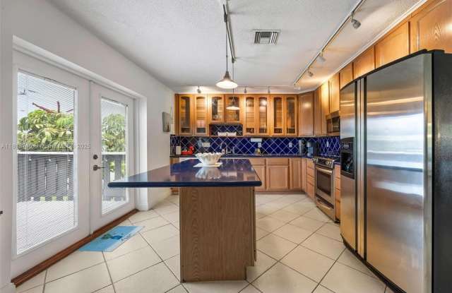 400 SE 31st St photos photos