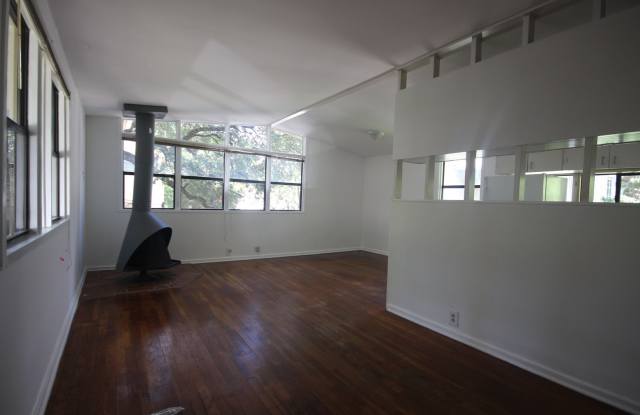 Tree house like 1/1 in Tarrytown/Deep Eddy Convenient to Downtown/UT For July 1st - 2406 Bridle Path, Austin, TX 78703