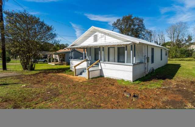 Hot Listing in Bessemer! 3 Beds, 2 Baths  Covered Porch – Call Today! - 1020 14th Avenue North, Bessemer, AL 35020