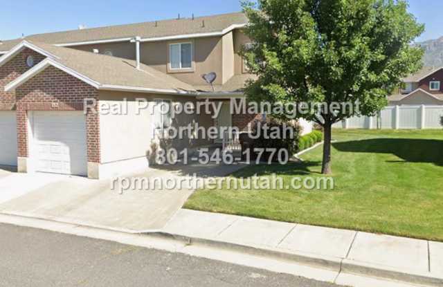 Lovely 2 Bedroom Townhome in Harrisville Available!! photos photos