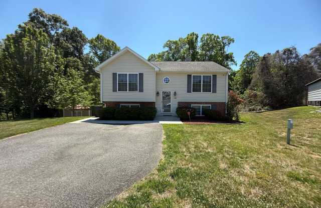 Split Foyer in New Towne Neighborhood Gallery 3