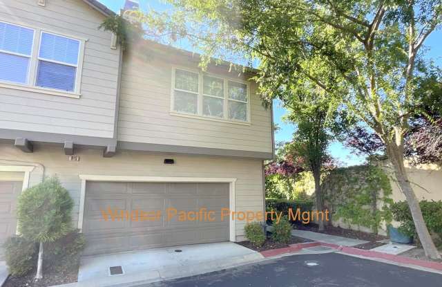 Beautiful Townhouse in Shelbourne at Windemere! Top Schools! Gallery 1