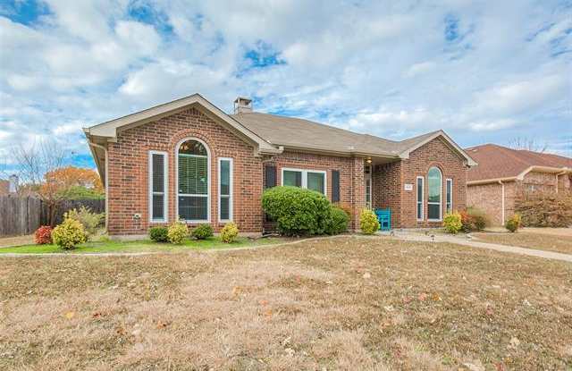 2605 Hackberry Creek Gallery 2