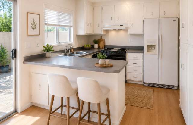 Adorable 3 Bed 1.5 Bath Covell Commons Condo ( fall Rental ) Gallery 4