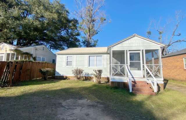 Home Centrally Located in Marianna, FL - 4332 Kelson Avenue, Marianna, FL 32446